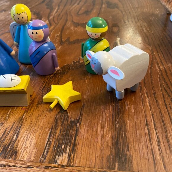 11 Piece Colorful Wooden Nativity Set With Hand-Painted Figures & Stable Accesso - Picture 4 of 8